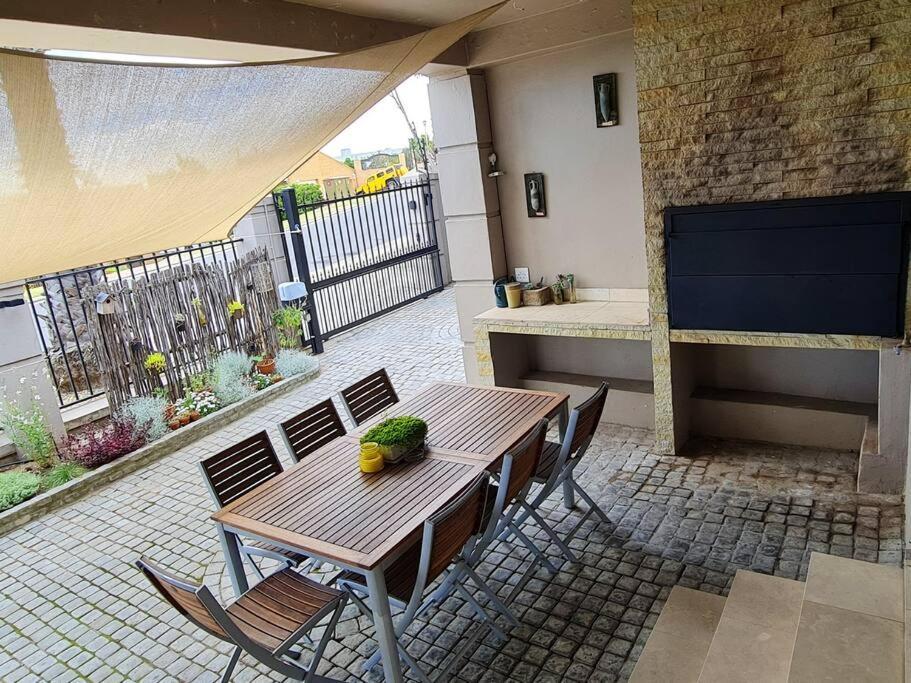 Palm Zicht Main 3 Bedroom * Cape Town